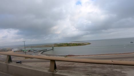 Punto-De-Vista-Mientras-Que-Para-El-Puente-Elevado-Sobre-Laguna-Madre-De-La-Calzada-Conmemorativa-De-Kennedy-Cerca-De-Corpus-Chrisi-Texas