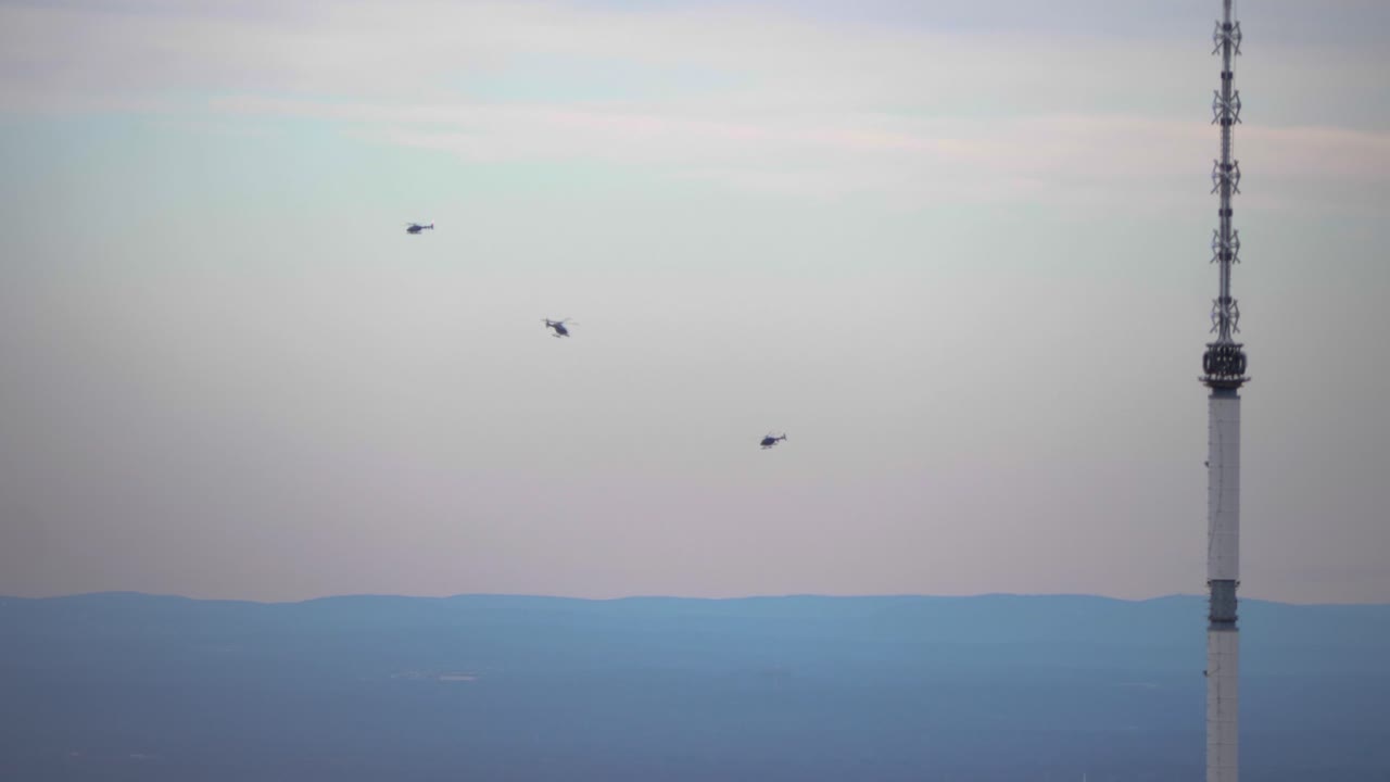 뉴욕 상공을 서로 매우 가깝게 비행하는 세 대의 헬기