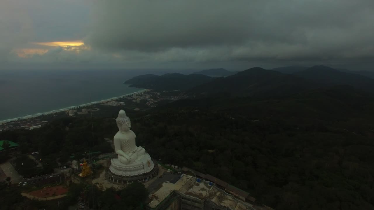 el gran buda en la cima de una colina en la isla de phuket