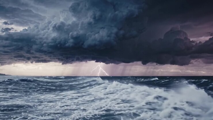 Des nuages sombres et menaçants se rassemblent au-dessus de l'océan à l'approche d'une tempête, créant un paysage marin dramatique et intense qui captive aussi bien les amoureux de la nature que les photographes