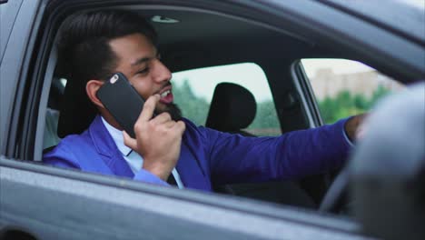 hombre hablando por teléfono mientras conduce