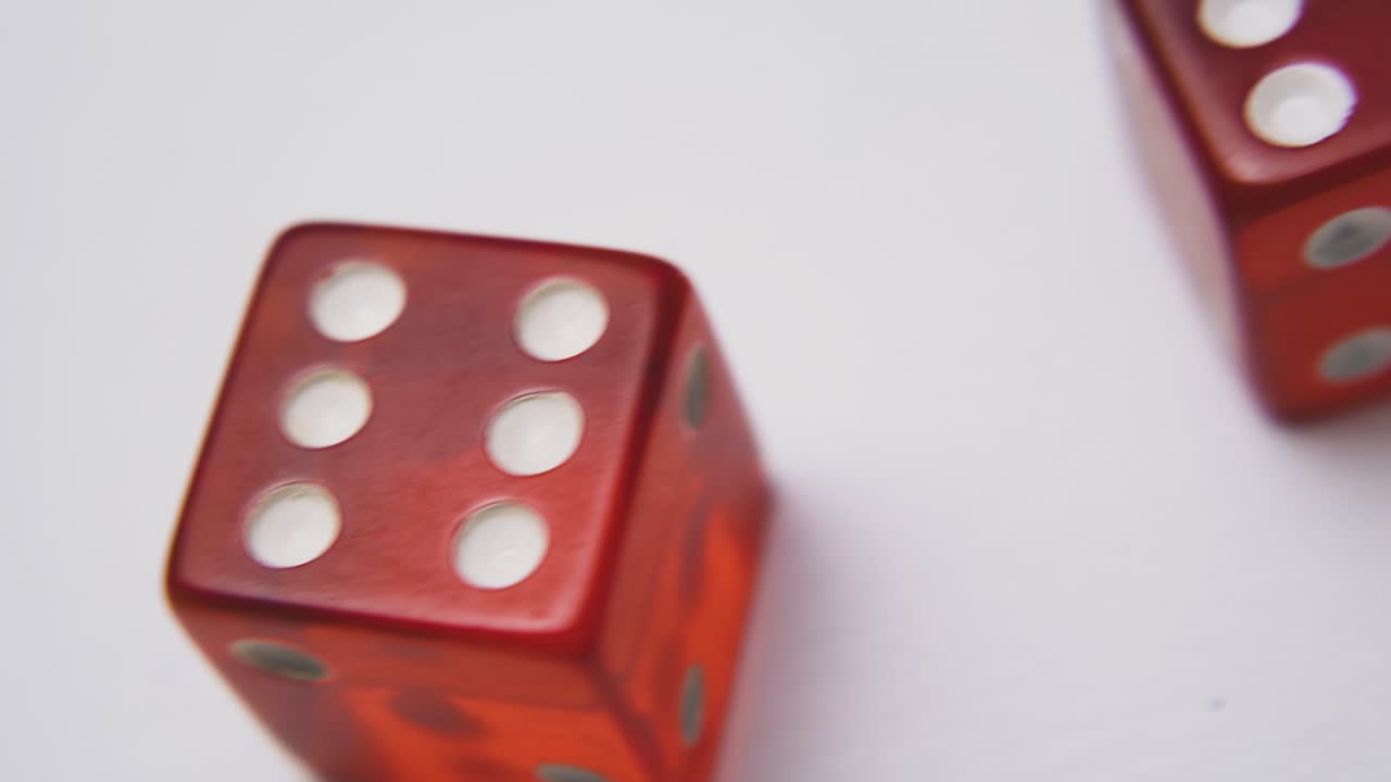 dados rojos brillantes con manchas en los lados sobre fondo blanco