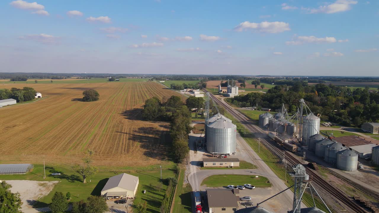 video aéreo de drones 4k que revela muchos silos que guardan cereales para alimentar al ganado en trenton, kentucky en estados unidos