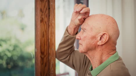 senior man, stress en denken door het raam