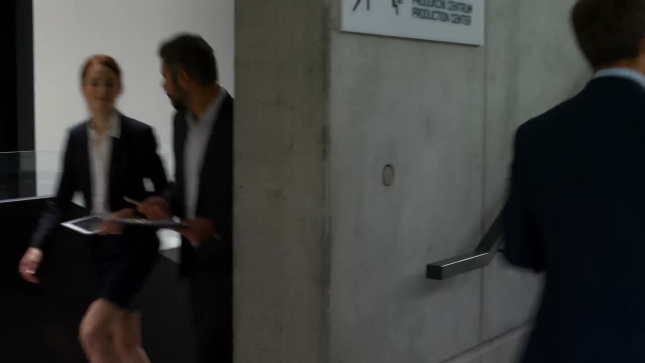 gente de negocios subiendo escaleras.