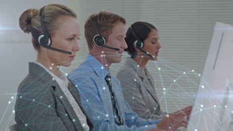 animazione della rete di connessioni su persone d'affari che utilizzano cuffie telefoniche