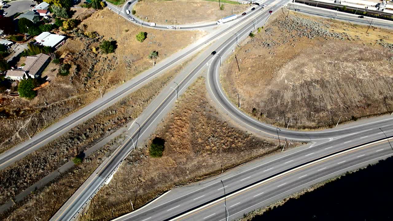 사막 환경에서 브리티시 컬럼비아 캐나다의 톰슨 오카나간, 캠룹스의 1번 고속도로와 옐로우헤드 교차로에서 운전하는 자동차의 공중 오버헤드 접근 하이퍼랩스 샷