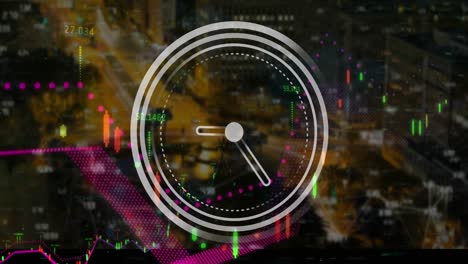 animación del reloj de tic-tac sobre el procesamiento de datos financieros contra la vista aérea del paisaje urbano por la noche.