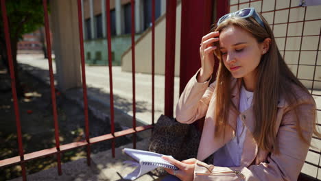 mujer joven leyendo al aire libre