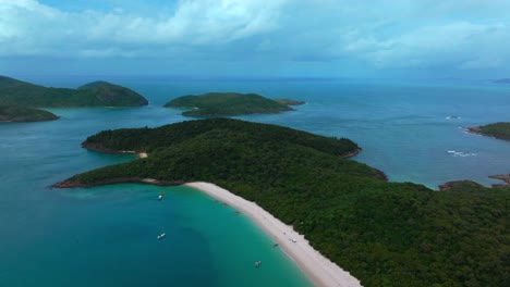 Whitehaven-Beach,-Whitsunday-Islands,-Luftaufnahme,-Drohne,-Ruhiger-Weißer-Sand,-Airlie-Nationalpark,-Australien,-Queensland,-Regen,-Bewölkter-Blauer-Himmel,-äußeres-Great-Barrier-Reef,-Klares-Blaues-Aqua,-Ozean,-Boote,-Yachten,-Nach-Oben