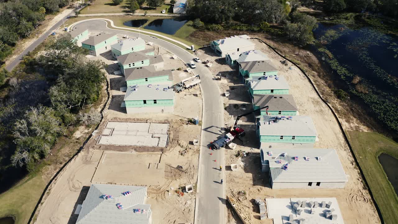 vista aérea de la construcción en una calle residencial en el centro de florida