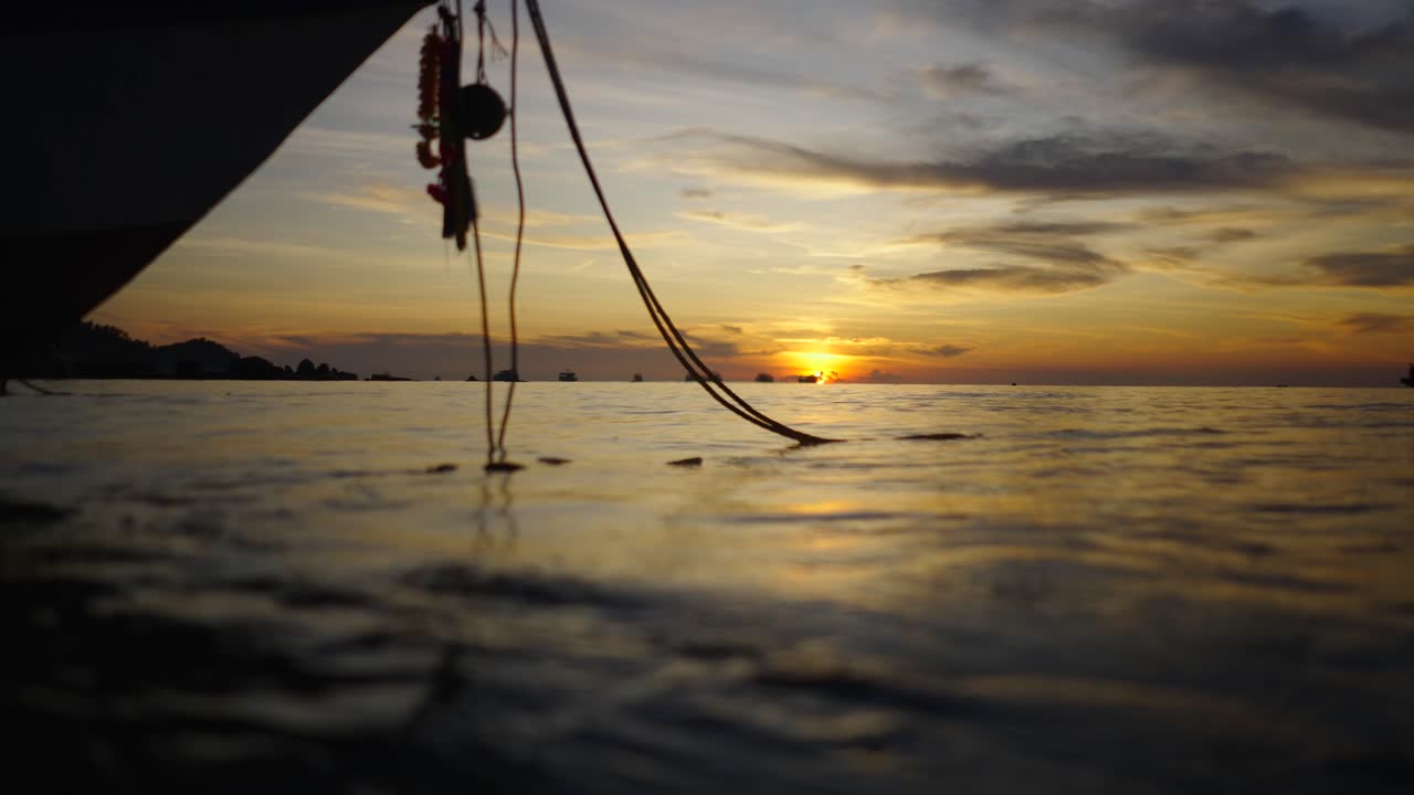 Tramonto sull'oceano da una barca
