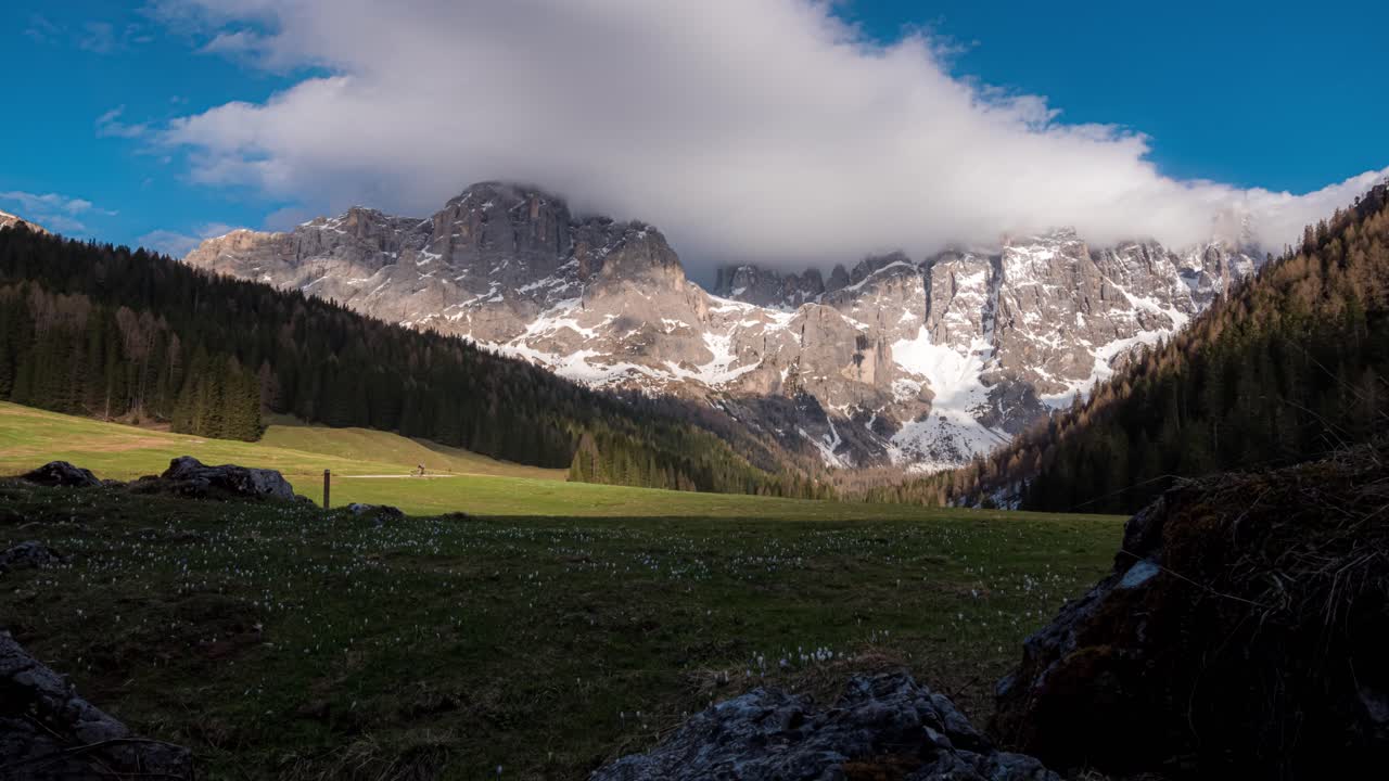 las nubes pasan sobre pale di san martino en val venigia hasta que oscurece, lapso de tiempo