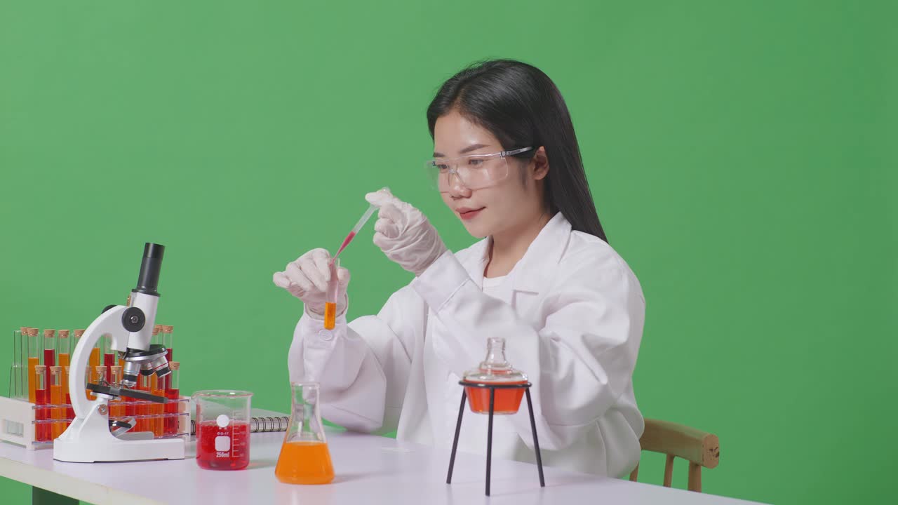 실험실에서 실험을 하는 과학자