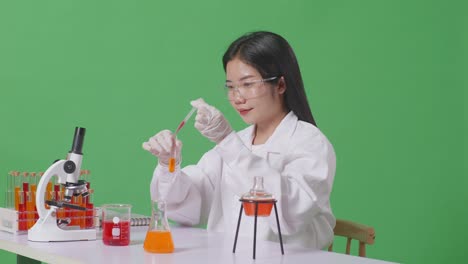 científico que lleva a cabo experimentos en un laboratorio