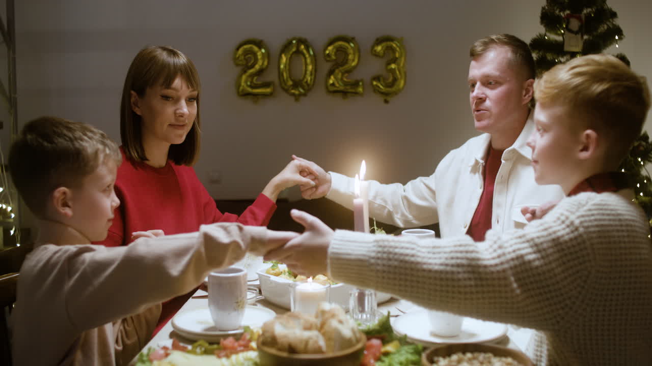 празднование нового года в гостиной.