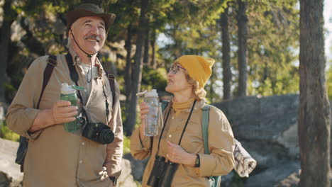 una pareja de ancianos haciendo senderismo en las montañas.