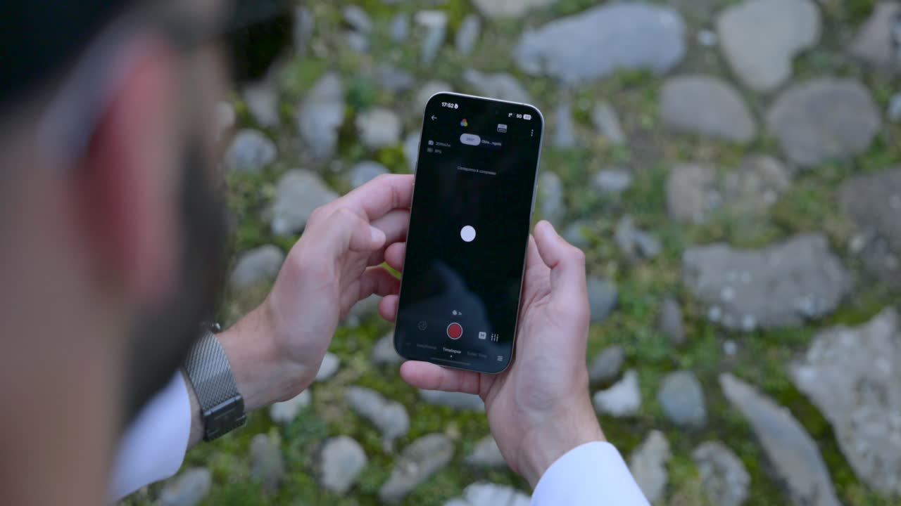 Uomo che usa lo smartphone per visualizzare e interagire con un modello 3D in realtà aumentata. Primo piano.