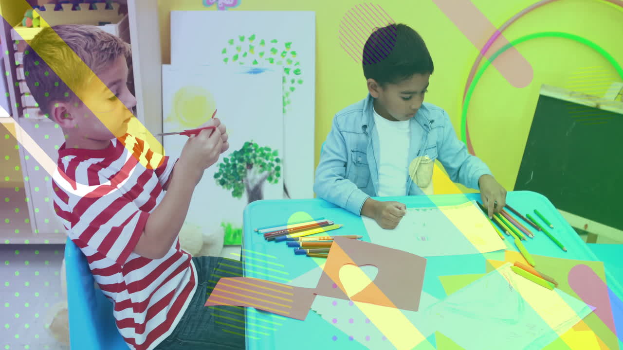 Anak-anak menggambar dan mewarnai di meja, dengan animasi bentuk warna-warni di atas kelas