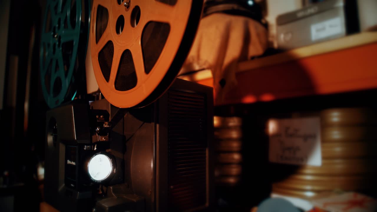リールが回転するヴィンテージフィルムプロジェクターのクローズアップ