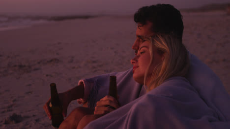 Kaukasisches-Paar-Genießt-Die-Zeit-Am-Strand-Bei-Sonnenuntergang