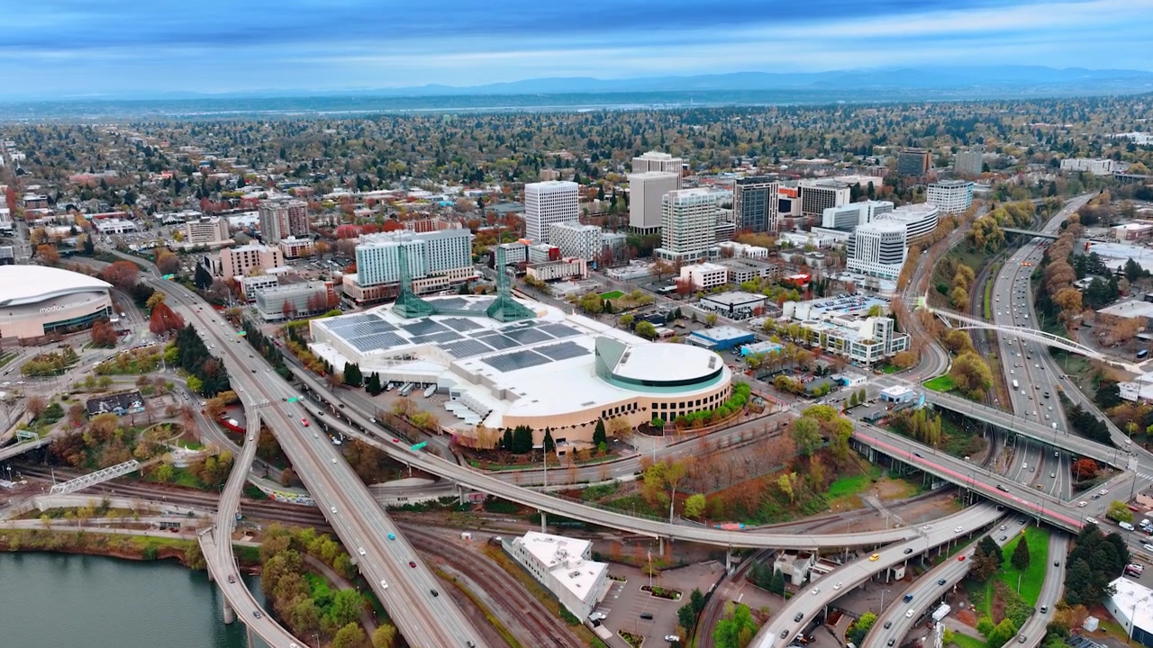 Các đường cao tốc và đường cao tốc đan xen sống động của Portland hiện đại. Trung tâm Hội nghị Oregon trong khung cảnh đô thị. Góc nhìn từ trên cao.