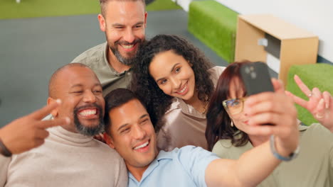 selfie, negocios y equipo en una oficina moderna