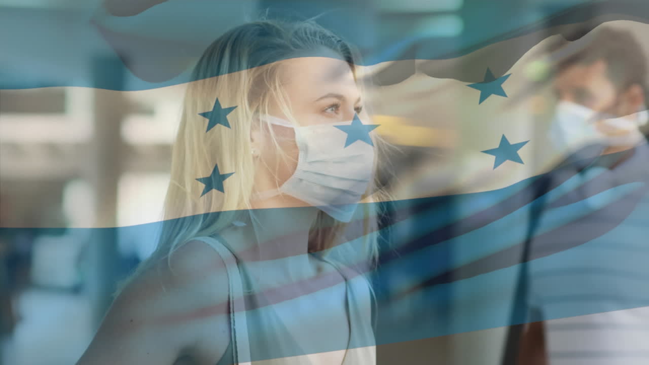 코로나19 전염병 기간 동안 얼굴 마스크를 쓰고 있는 여성 위에 흔들리는 온두라스 국기의 애니메이션