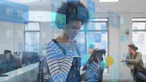 animación del procesamiento de datos financieros sobre una mujer de negocios afroamericana en la oficina