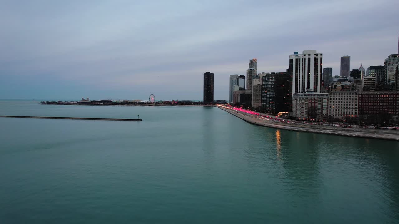 hacia el muelle de la marina - a lo largo de la orilla del lago mientras se revela la belleza del centro de la ciudad de illinois, ee.uu.