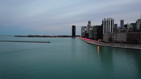 Hacia-El-Muelle-De-La-Marina---A-Lo-Largo-De-La-Orilla-Del-Lago-Mientras-Se-Revela-La-Belleza-Del-Centro-De-La-Ciudad-De-Illinois,-Ee.uu.