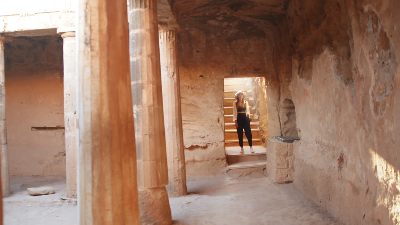 explorando las ruinas antiguas.