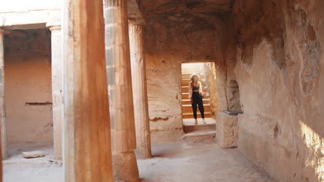 explorando las ruinas antiguas.
