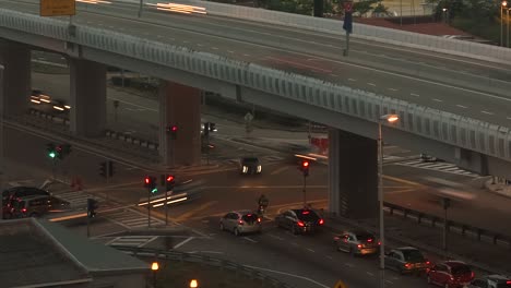 Vista-Aérea-Del-Tráfico-En-La-Intersección-De-La-Autopista-Por-La-Noche