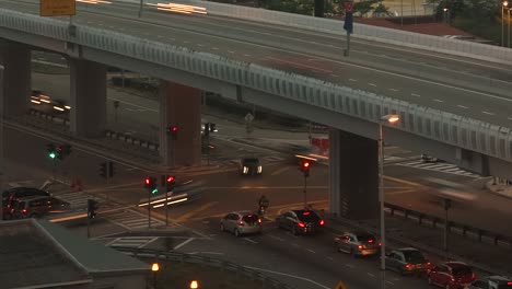 vista aérea del tráfico en la intersección de la autopista por la noche