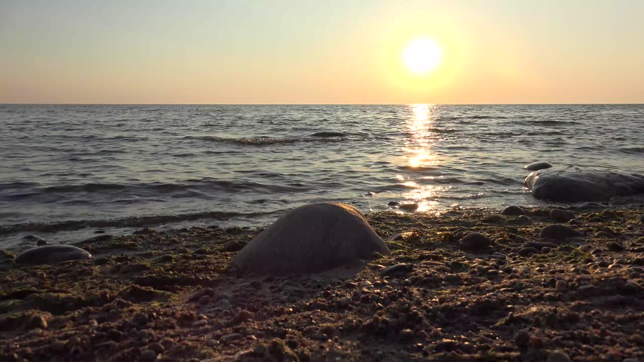 일몰이라고도 알려진 일몰은 지구의 자전으로 인해 매일 수평선 아래로 태양이 사라지는 현상입니다.