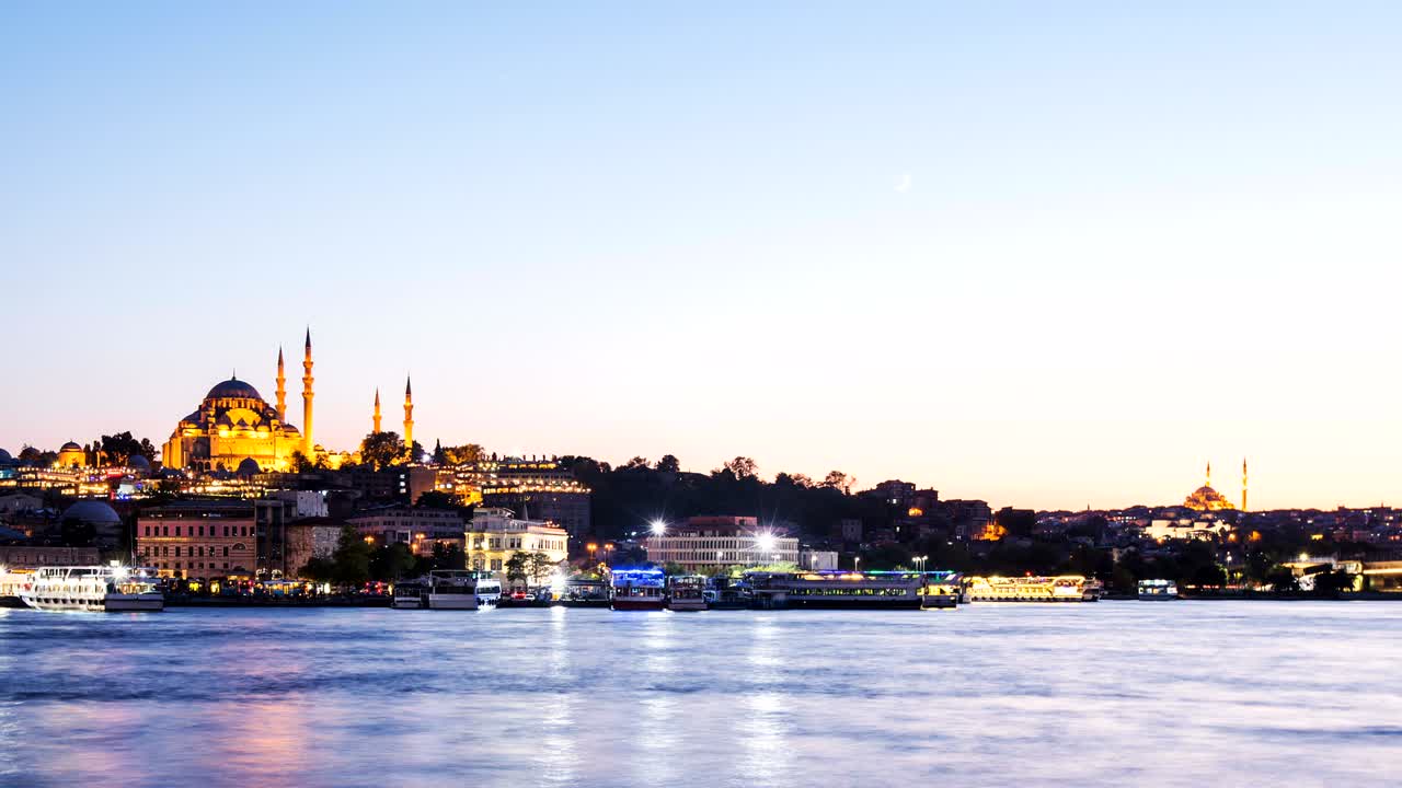 vista en time-lapse de la ciudad de estambul con la mezquita de suleymaniye con barcos turísticos flotando en el bósforo por la noche