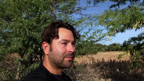 hombre explorando el campo en una mañana de septiembre-1