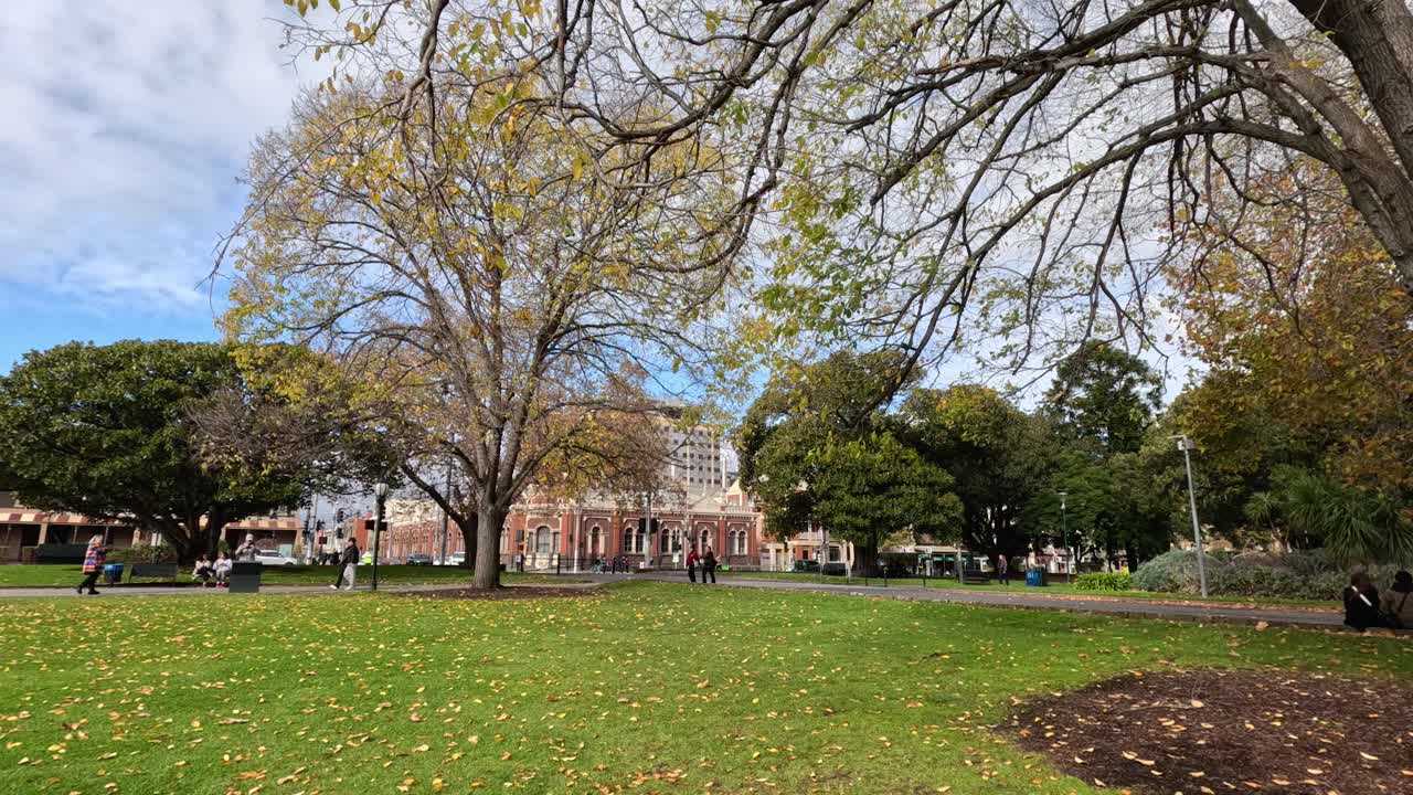 멜버른의 칼턴 가든에서 산책하는 사람들