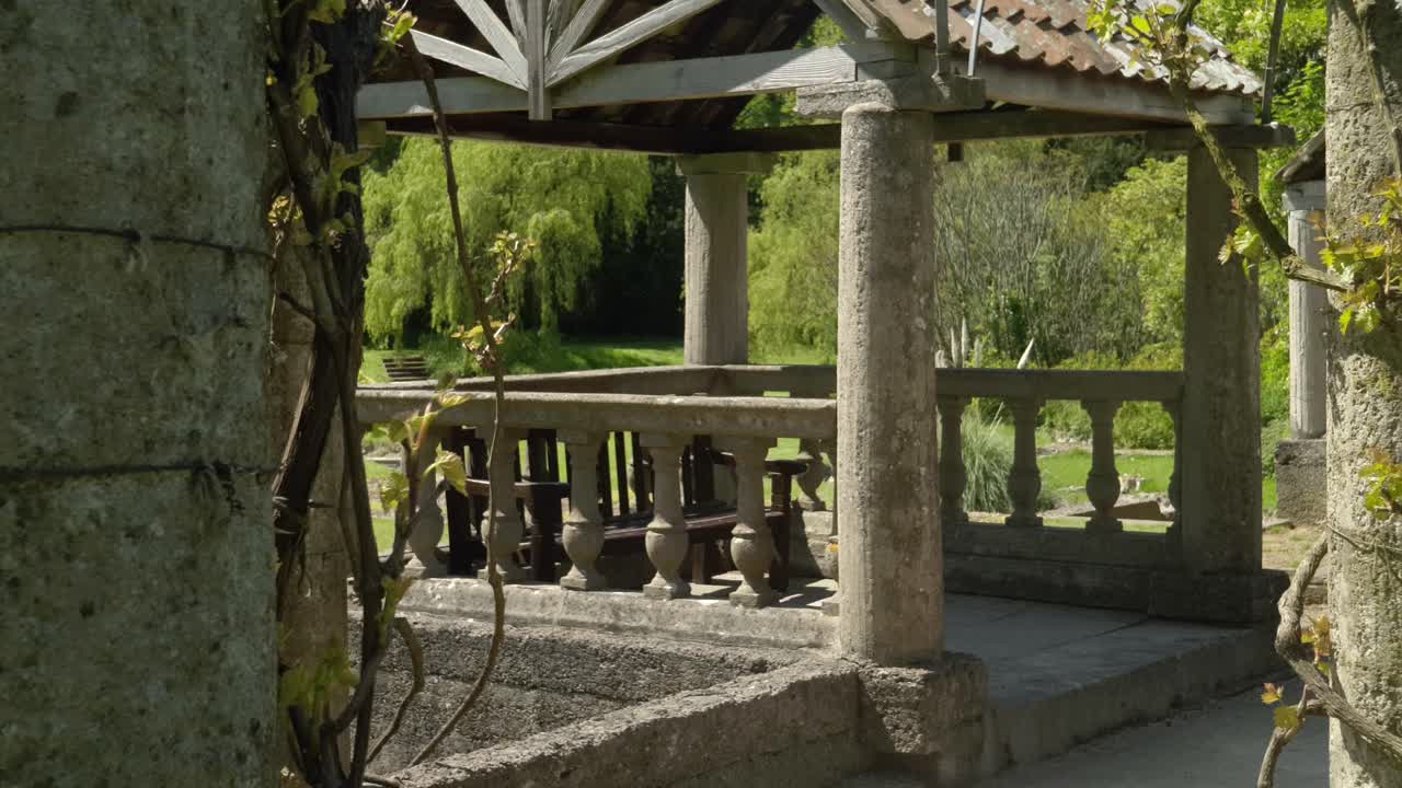 멋진 정원과 그 주변의 숲이 우거진 지역의 영상