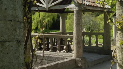 imágenes de unos bonitos jardines y la zona boscosa que lo rodea