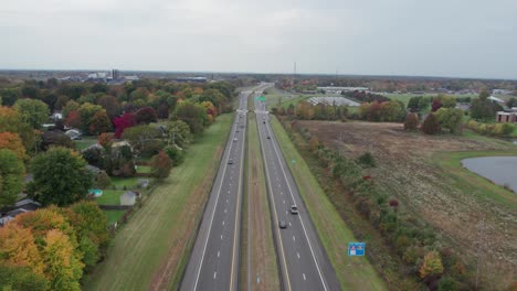 Drohnenaufnahmen-Von-Der-Autobahn-In-Der-Nähe-Einer-Kleinstadt