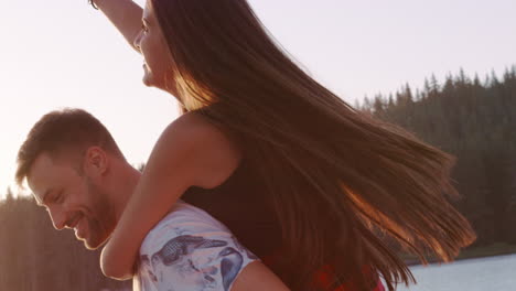 los amantes de los paseos a espaldas con coloridos