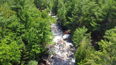 Sobrevuelo-Durante-Un-Día-Soleado-En-Duchesnay-Falls,-North-Bay,-Ontario,-Canadá