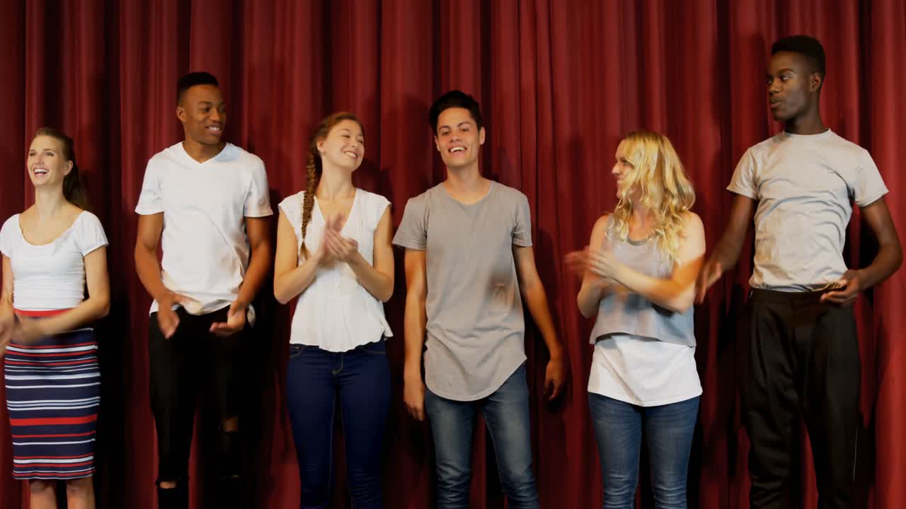 actores inclinándose en el escenario 4k