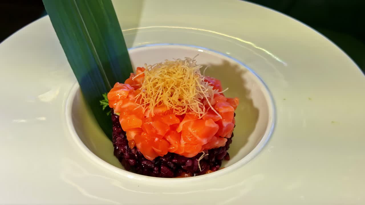 Tartar de salmão em apresentação gourmet. Close-up