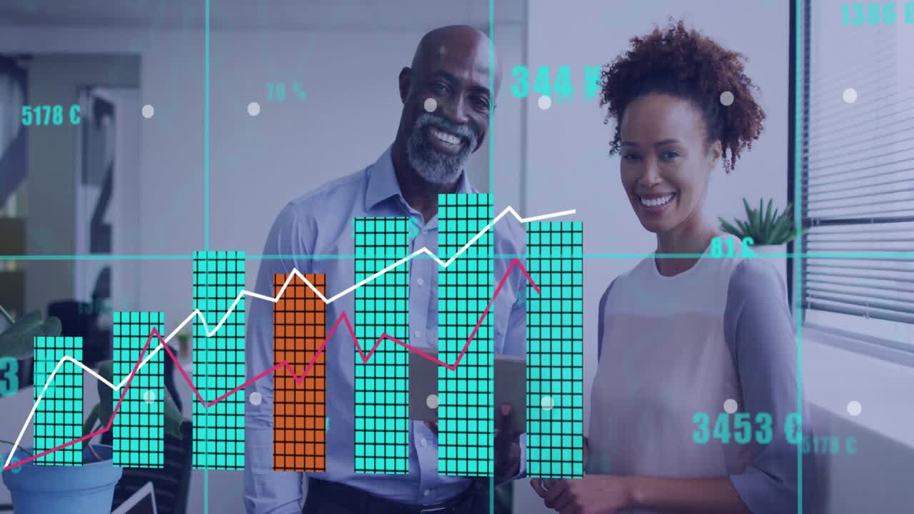 Équipe tapant sur une tablette, initiant une grille et dessinant un graphique financier à barres avec des lignes de tendance montrant la croissance