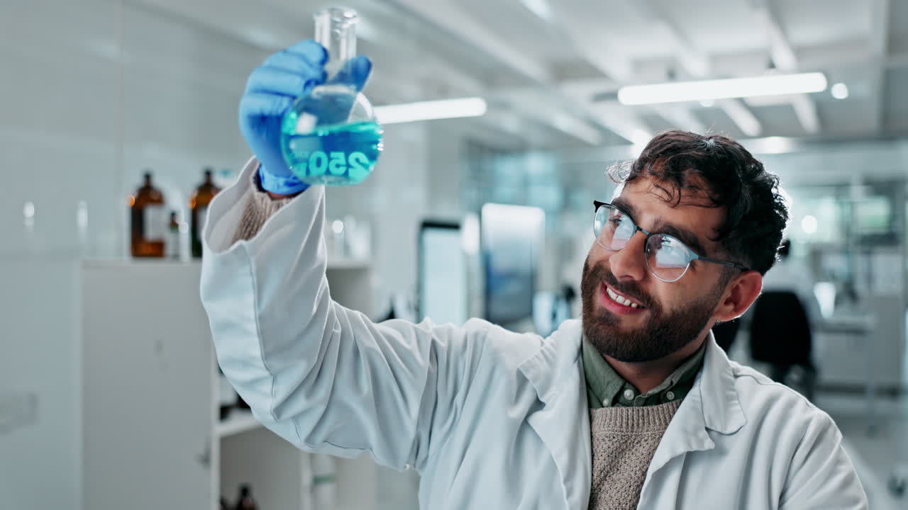 científicos trabajando en un laboratorio