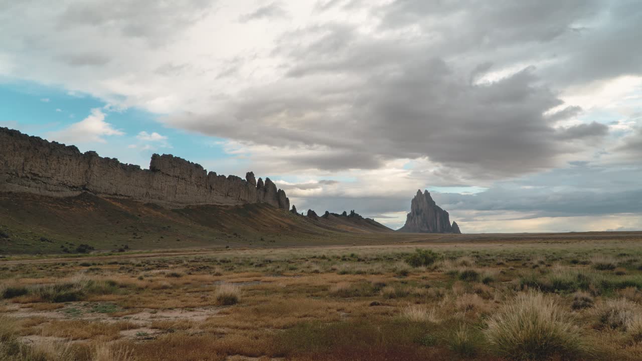 timelapse de nubes moviéndose rápido sobre shiprock, navajo new mexico usa en 4k