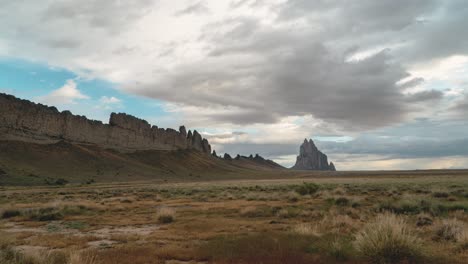 timelapse de nubes moviéndose rápido sobre shiprock, navajo new mexico usa en 4k